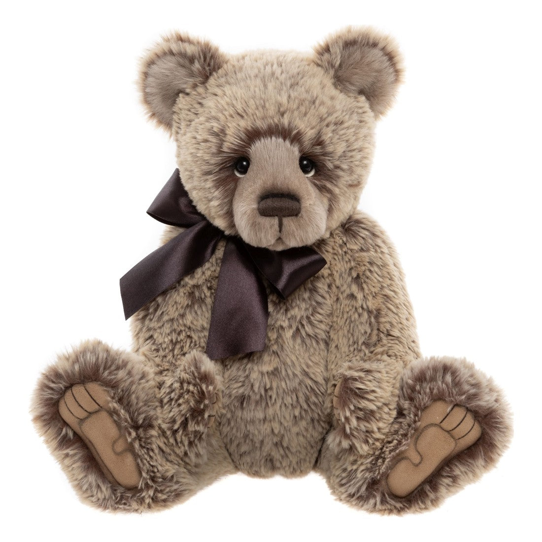 Det här är Davey, en nalle från Charlie Bears. Sittande, helt ledad nalle med halvlång, lätt vågig päls med mjuk glans. Pälsen är mest beige med mörkbruna fläckar och bruna toner runt ögonen. Nosen är ljusare beige, öronens insida beige med bruna kanter, magen beige med brun spräcklighet och tassarna har beige päls med ljusbruna trampdynor. Ögonen är svarta och runda, nosen brun och oval med en broderad lodrät mun. En mörkbrun satinrosett sitter knuten runt halsen.