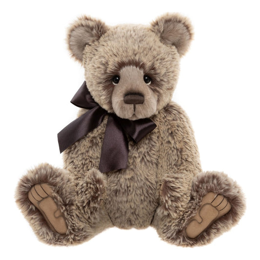 Det här är Davey, en nalle från Charlie Bears. Sittande, helt ledad nalle med halvlång, lätt vågig päls med mjuk glans. Pälsen är mest beige med mörkbruna fläckar och bruna toner runt ögonen. Nosen är ljusare beige, öronens insida beige med bruna kanter, magen beige med brun spräcklighet och tassarna har beige päls med ljusbruna trampdynor. Ögonen är svarta och runda, nosen brun och oval med en broderad lodrät mun. En mörkbrun satinrosett sitter knuten runt halsen.