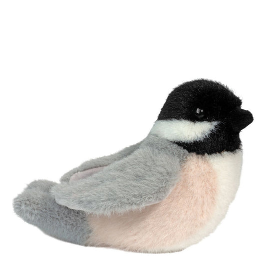 Det här är Chipper, en mes från Douglas Cuddle Toys. Pälsen är kort till medellång, slät och lätt blank utan lockar, svart på huvudet, grå på rygg, vingar och stjärt, vit på strupen och nedre magen och ljusrosa på bröstet. Näbben är kort, konisk och svart, ögonen runda och svarta. Ett vitt kindband ramar in ansiktet mot den svarta hättan, och under näbben sitter en svart strupfläck. Vingarna ligger mot kroppen, han sitter ner och minen är lugn och nöjd.