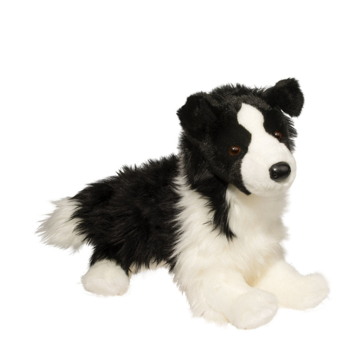 Det här är Chase, en border collie från Douglas Cuddle Toys. Han ligger på magen med frambenen utsträckta och bakbenen invikta åt sidan. Pälsen är svartvit, halvlång och lite rufsig med svag glans. Nospartiet är vitt och runt, öronen svarta och upprättstående med rundade spetsar och svart päls på insidan. Magen och tassarna är vita, ögonen bruna och runda, nosen svart och oval. Vit bläs, vit halskrage och vit svansspets mot svart kropp. Inga tillbehör syns. Minen är vaken och uppmärksam.