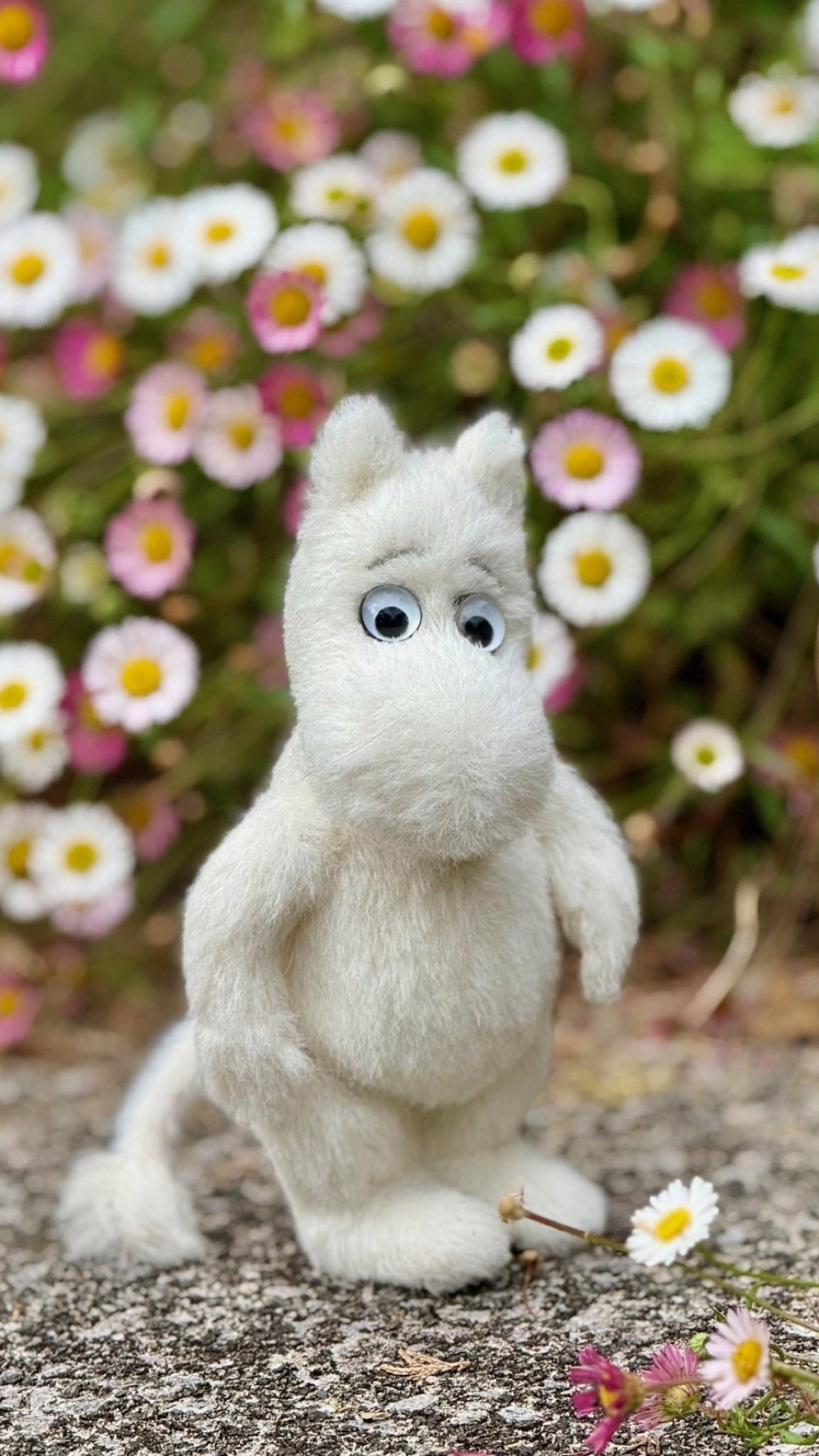 MiniMo Moomintroll by the flower bed