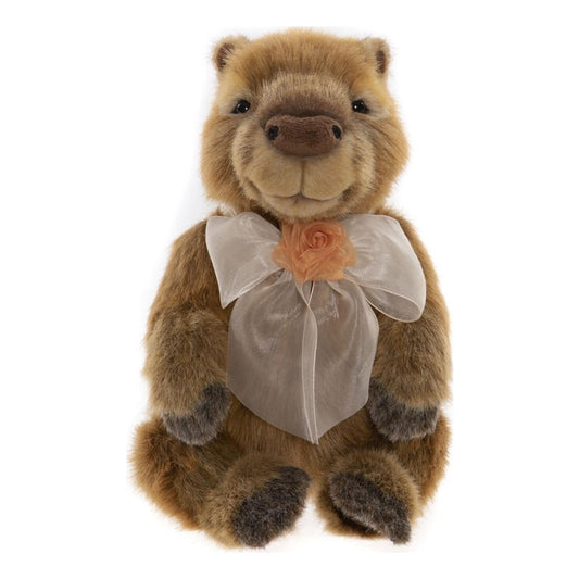 Det här är Peru, en kapybara från Charlie Bears. Han sitter och har en halvlång, något ullig päls med mjuk glans i brunt och beige med mörkare grå inslag. Nosen är mellanbrun och rund med små svarta broderade näsborrar, och ögonen är svarta med ljusare beige kanter. Öronens insida är brun som pälsen, magen beige med kortare hår. Tassarna har mörkare grå toppar. Runt halsen sitter en stor skir gräddvit rosett med en liten persikofärgad blomma. Minen är lugn och nöjd.
