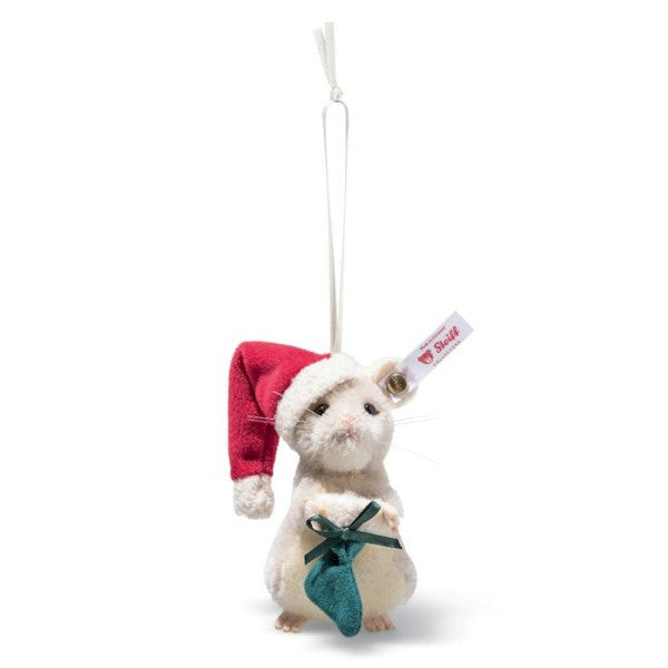Det här är en mus från Steiff. Handgjord mus i mohair med kort, tät och lätt lockig päls med svag glans, mest vit med en beige fläck på magen och rosa skimmer på öronens insida och tassarnas spetsar. Musen sitter upprätt, är inte ledad och håller en liten grön julstrumpa, och på huvudet sitter en röd tomteluva kantad med vitt. Ögonen är svarta och runda, nosen är liten, rosa och triangelformad, och fina morrhår strålar ut från nosen. Små beige tassar syns nedtill.